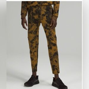 Lululemon Textured Tech Pant
Diamond Dye Gold Spice Black